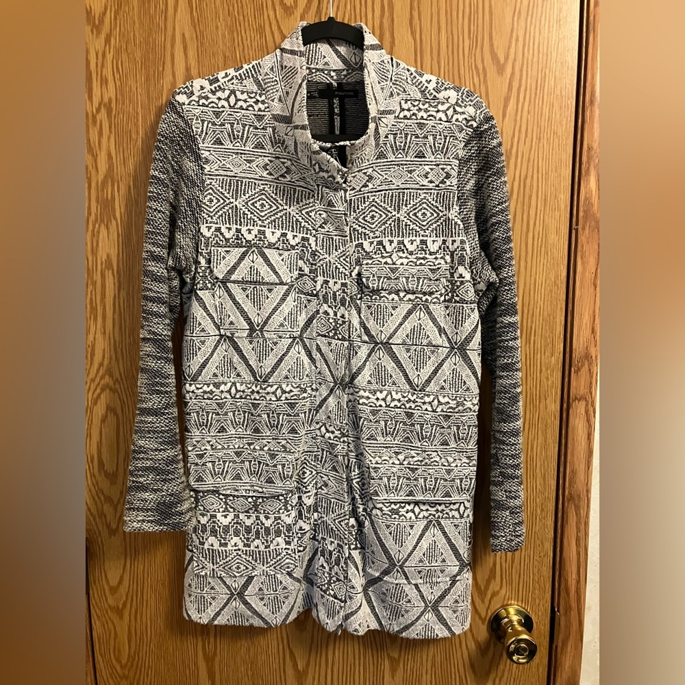 Women’s Maurice’s gray and white knit zip up jacket size medium‎